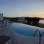 ميكونوس بيتش